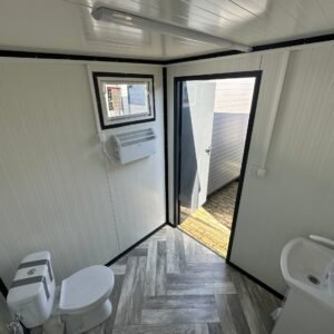 Contenedor Sanitario 2,00 × 2,00 m – Con WC y Urinario